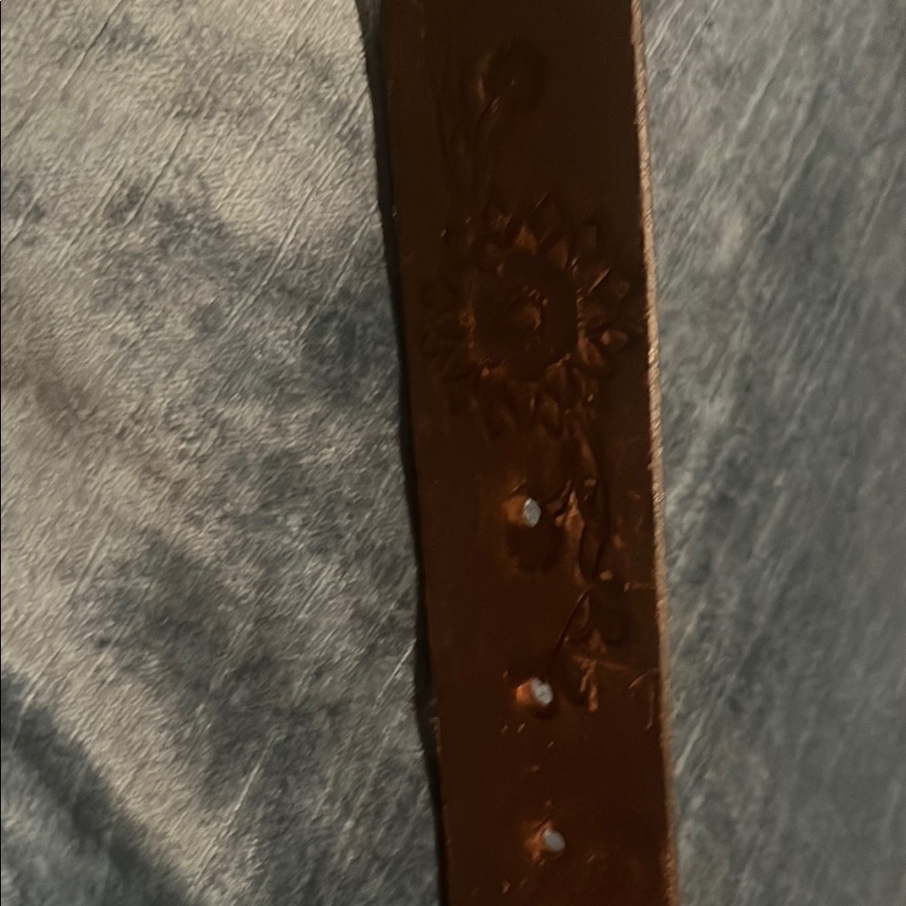 Filigree embossed brown Leather Belt with two interchangeable belt buckles - Picture 12 of 16